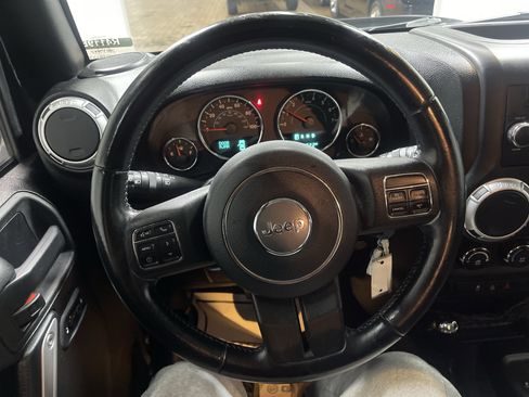 Used 2015 Jeep Wrangler Unlimited Sahara w/ Connectivity Group image 30