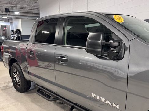 Used 2024 Nissan Titan SV w/ SV Convenience Package image 5