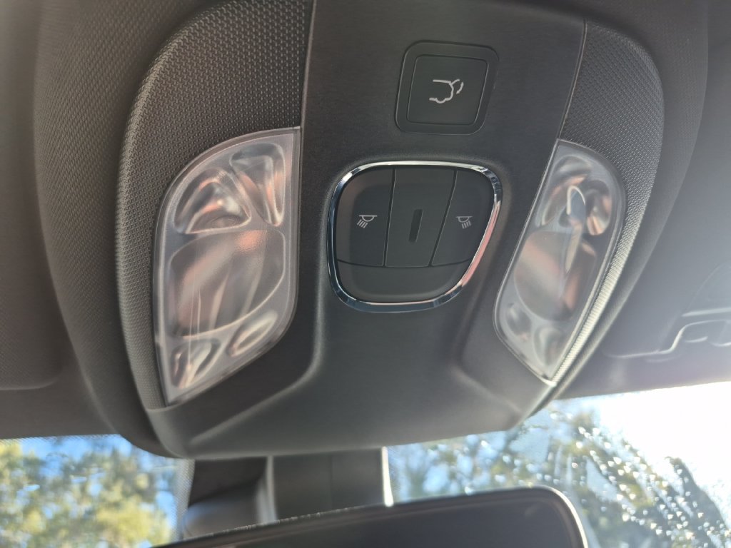 Used 2024 Jeep Compass Latitude w/ Convenience Group AWD/4WD image 19