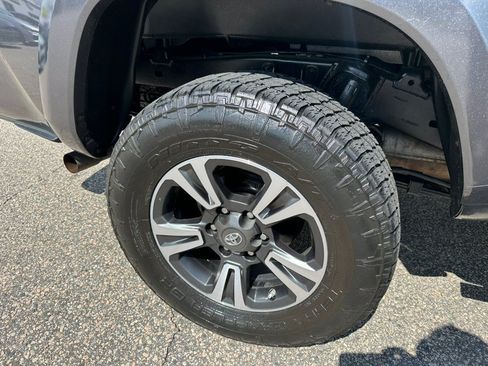 Used 2019 Toyota Tacoma TRD Sport w/ Technology Package AWD/4WD image 36