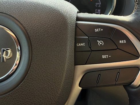 Used 2018 Jeep Grand Cherokee Overland image 14