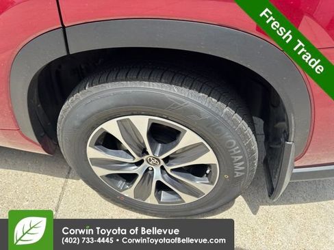 Used 2022 Toyota Highlander XLE AWD/4WD image 9