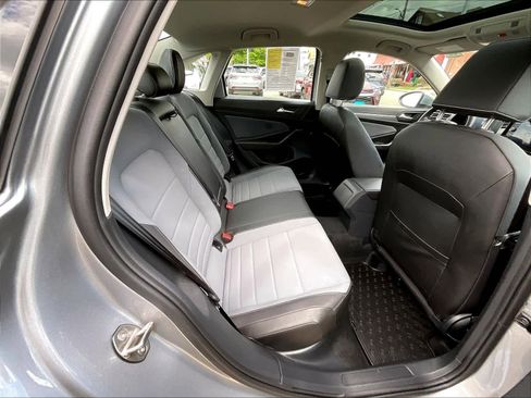 Used 2025 Volkswagen Jetta SE FWD image 16