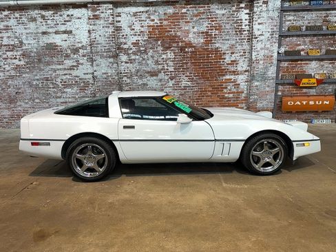 Used 1990 Chevrolet Corvette Coupe RWD image 2