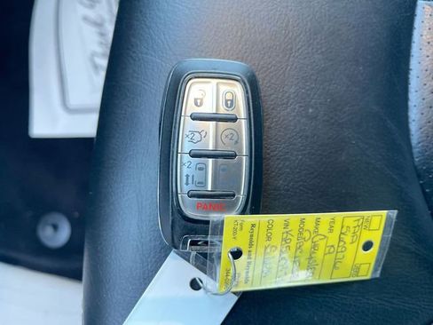 Used 2019 Chrysler Pacifica Touring-L image 32