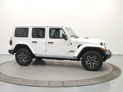 Used 2025 Jeep Wrangler Unlimited Sahara AWD/4WD image 8