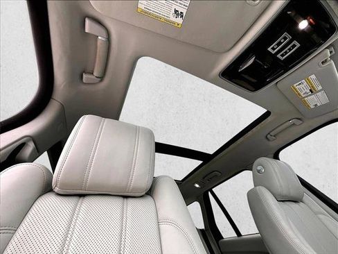 Used 2017 Land Rover Range Rover HSE image 17