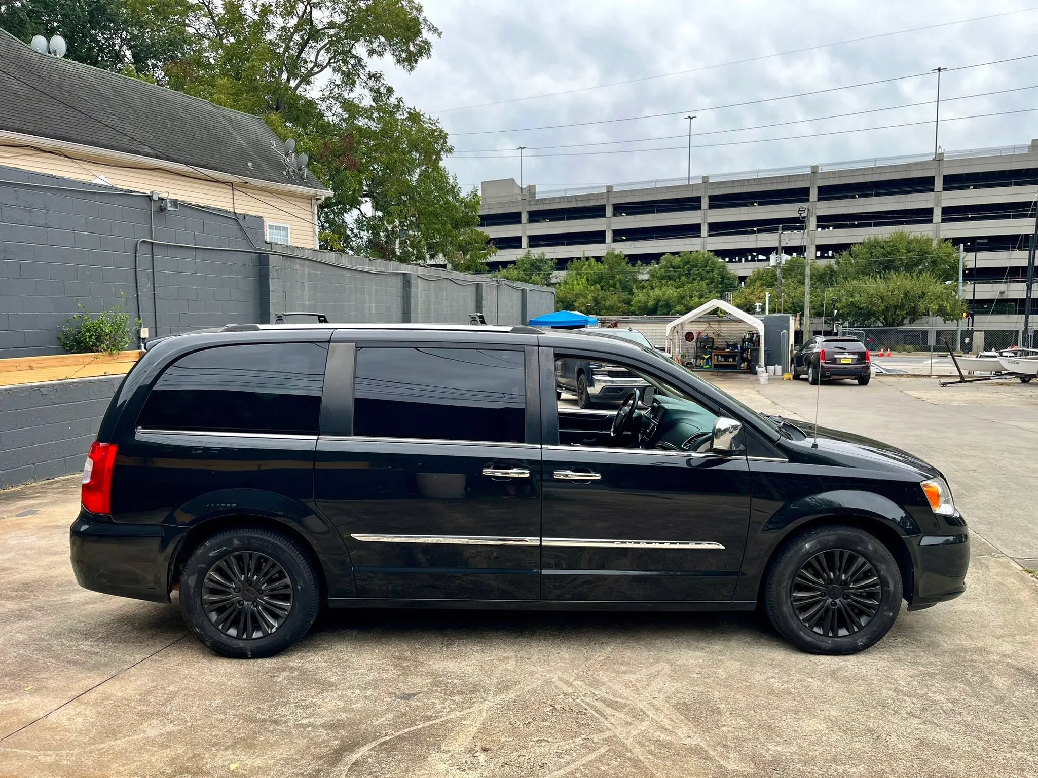 Used 2015 Chrysler Town & Country Limited FWD image 4