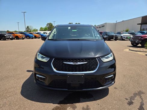 Used 2024 Chrysler Pacifica Touring-L FWD image 2