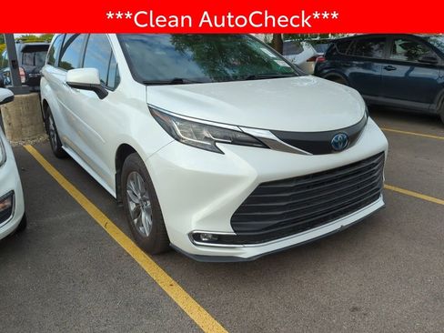 Used 2022 Toyota Sienna XLE AWD/4WD image 3