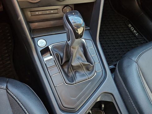 Certified 2022 Volkswagen Taos SE w/ Panoramic Sunroof Package image 13