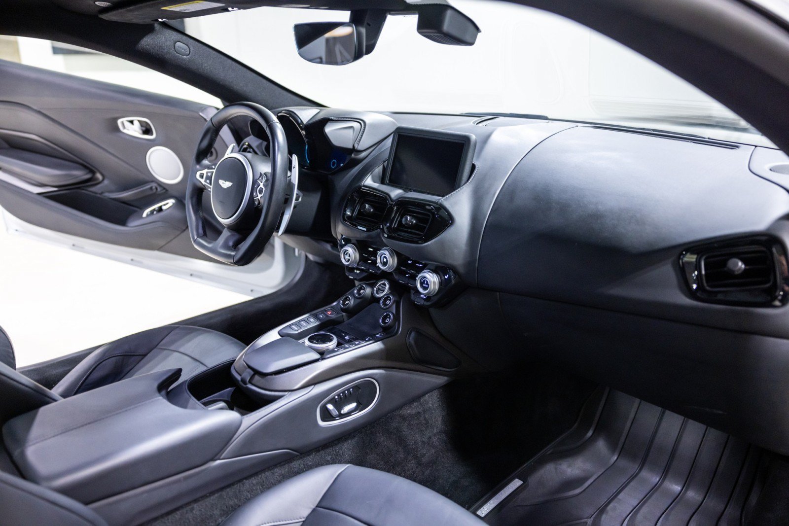 Used 2023 Aston Martin V8 Vantage Coupe RWD image 31