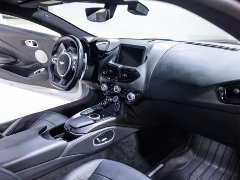Used 2023 Aston Martin V8 Vantage Coupe RWD image 31
