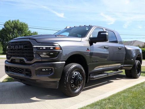 Used 2025 RAM 3500 Laramie AWD/4WD image 11