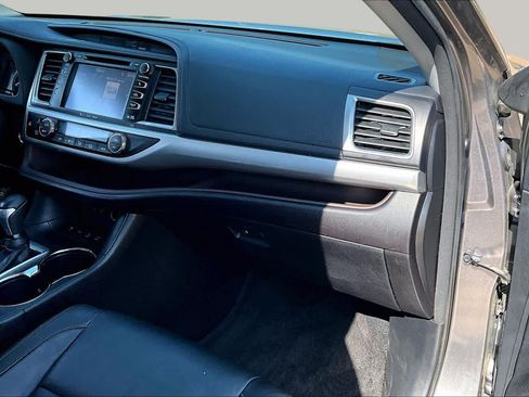 Used 2018 Toyota Highlander XLE AWD/4WD image 18