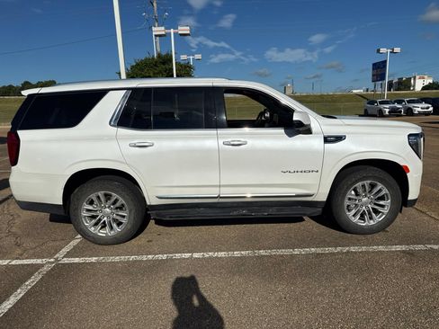 Used 2024 GMC Yukon SLT w/ SLT Luxury Package AWD/4WD image 4