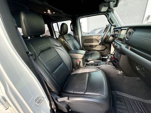 Used 2022 Jeep Wrangler Unlimited Sahara image 32