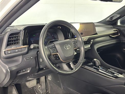 Used 2025 Toyota Crown Platinum AWD/4WD image 4
