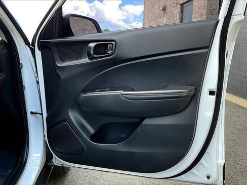 Used 2023 Hyundai Venue Limited image 22