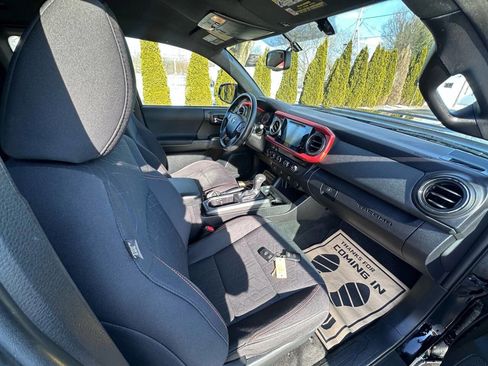 Used 2016 Toyota Tacoma TRD Sport image 13