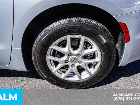 Used 2024 Chrysler Pacifica Touring-L image 17