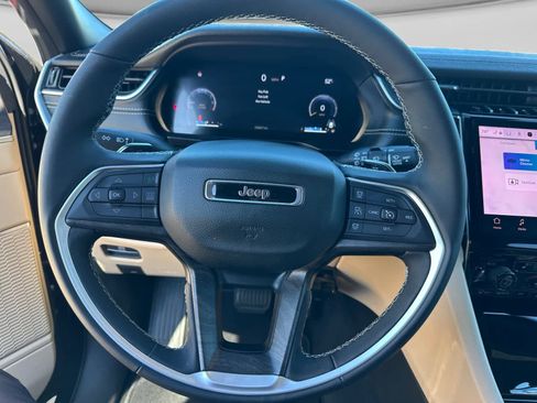 Used 2025 Jeep Grand Cherokee L Limited w/ Luxury Tech Group II AWD/4WD image 14