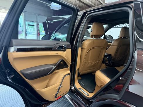 Used 2016 Porsche Cayenne Turbo S AWD/4WD image 36