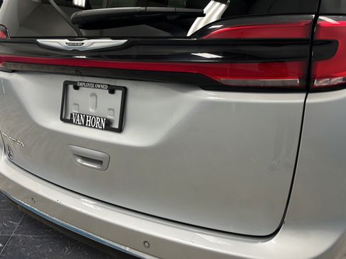Used 2024 Chrysler Pacifica Touring-L FWD image 37