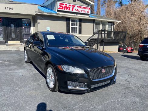 Used 2017 Jaguar XF Premium image 4