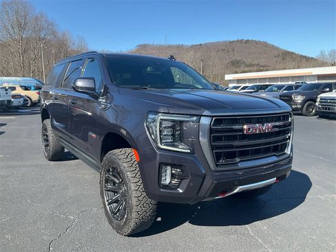 Used 2023 GMC Yukon XL AT4 image 3