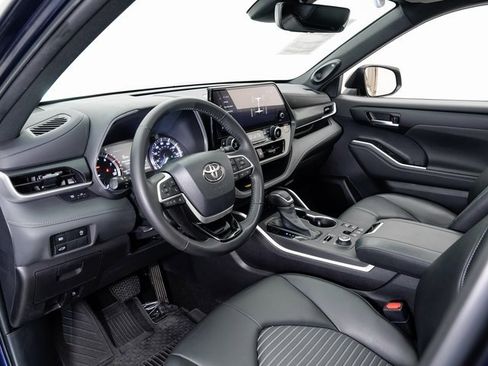 Used 2023 Toyota Highlander XSE image 4