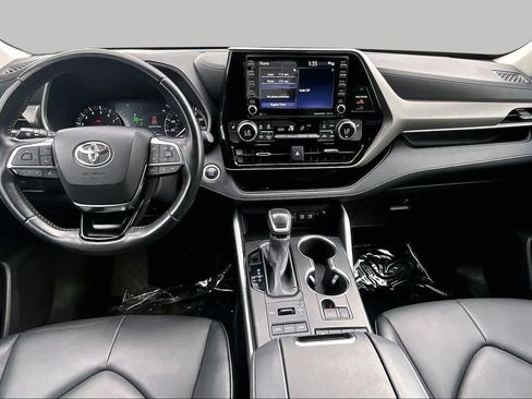Used 2021 Toyota Highlander XLE AWD/4WD image 16