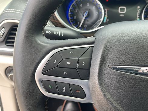 Used 2023 Chrysler Pacifica Limited image 25