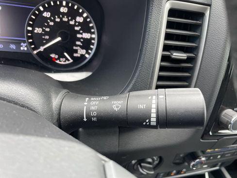 Used 2024 Nissan Frontier SV w/ SV Convenience Package image 16