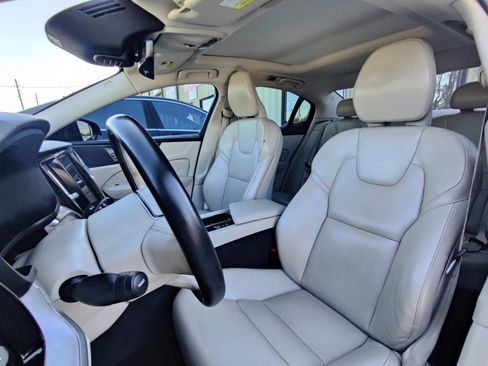 Used 2019 Volvo S60 T5 Momentum w/ Premium Package image 9