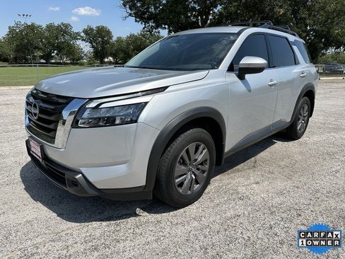 Used 2024 Nissan Pathfinder SV image 1