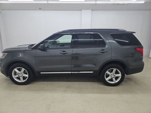 Used 2018 Ford Explorer XLT image 7