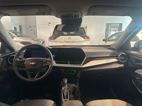 Used 2025 Chevrolet Trax LT image 33