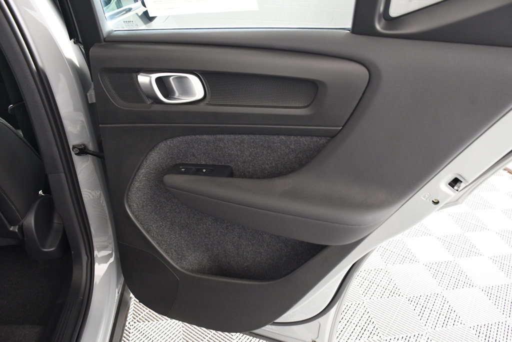 Used 2025 Volvo XC40 B5 Plus AWD/4WD image 21