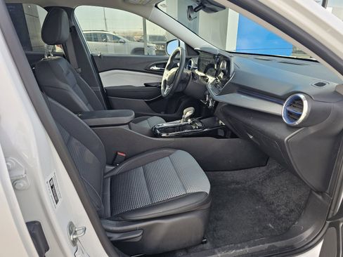 Used 2025 Chevrolet Trax LT w/ LT Convenience Package image 10