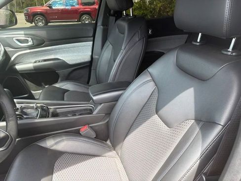 Used 2025 Jeep Compass Latitude AWD/4WD image 2