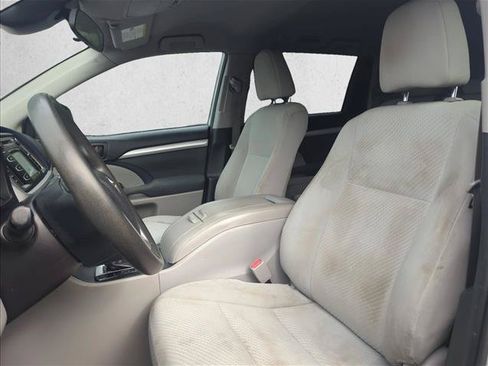 Used 2019 Toyota Highlander LE FWD image 18