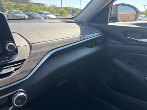 Used 2025 Nissan Altima 2.5 SV FWD image 35