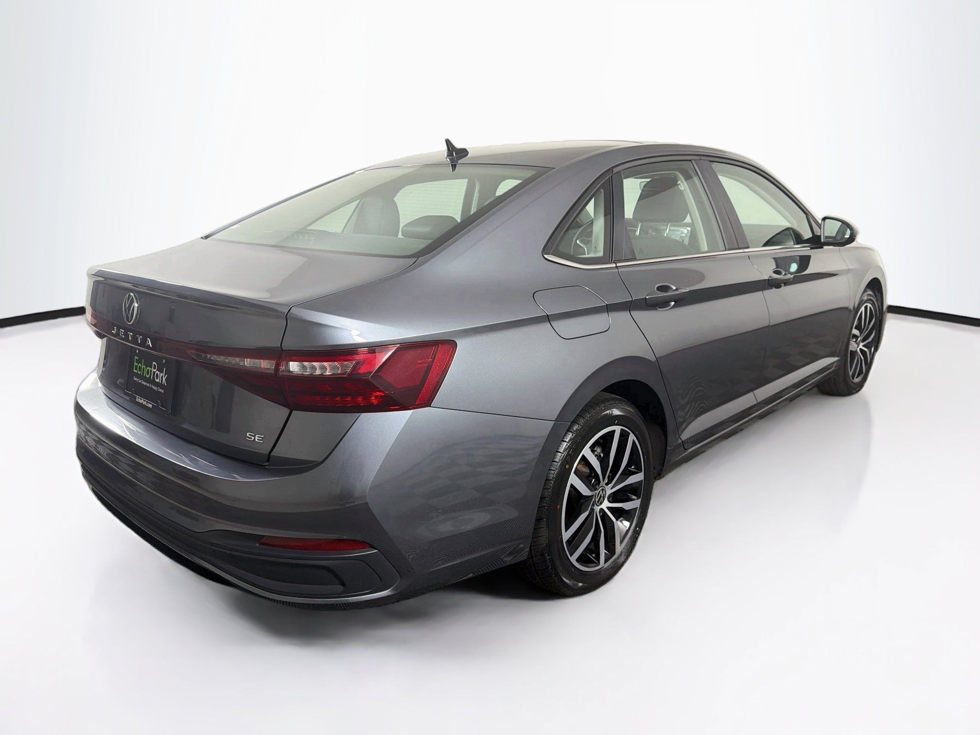 Used 2025 Volkswagen Jetta SE FWD image 9