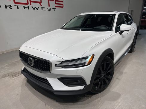 Used 2023 Volvo V60 B5 Cross Country Ultimate w/ Climate Package image 2