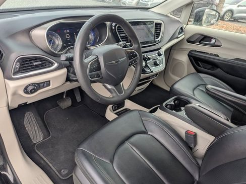 Used 2024 Chrysler Pacifica Touring-L image 23