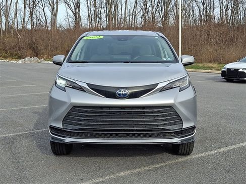 Used 2022 Toyota Sienna LE image 2