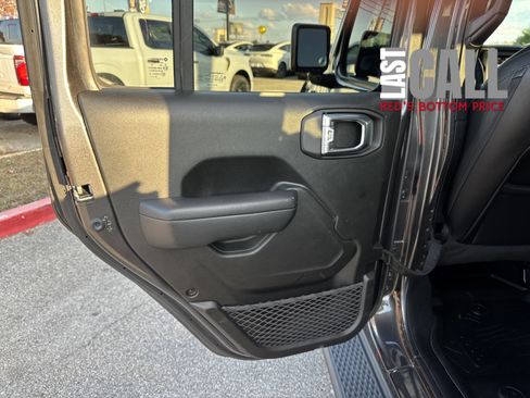 Used 2023 Jeep Gladiator Sport image 15