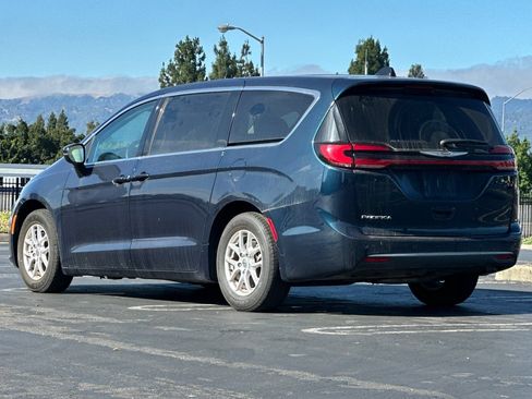 Used 2023 Chrysler Pacifica Touring-L FWD image 6