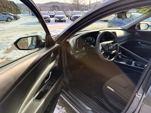 Used 2025 Hyundai Elantra Blue image 19